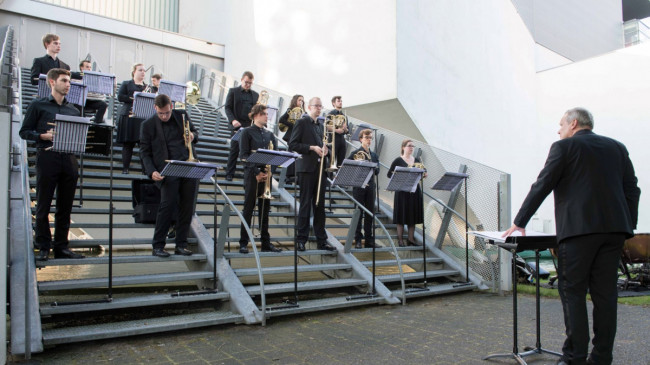 Sirene met het NJO Koperensemble & Corpus Acrobatics @ Opening