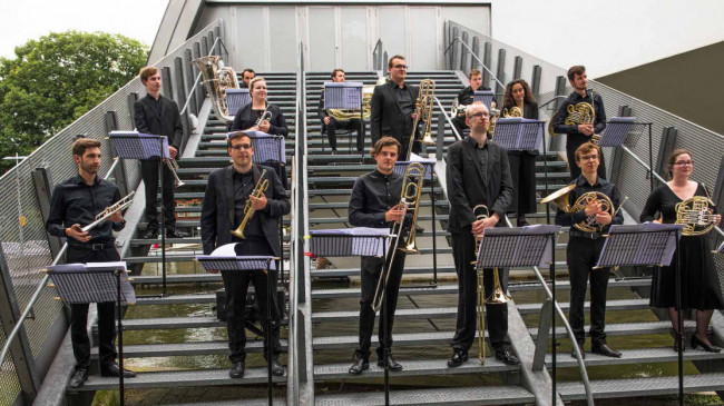 Sirene door het NJO Koperensemble en Corpus Acrobatics bij Theater Orpheus in Apeldoorn