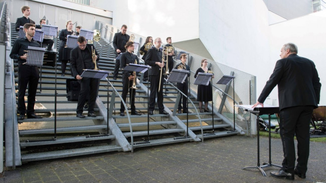 Sirene door het NJO Koperensemble en Corpus Acrobatics bij Theater Orpheus in Apeldoorn